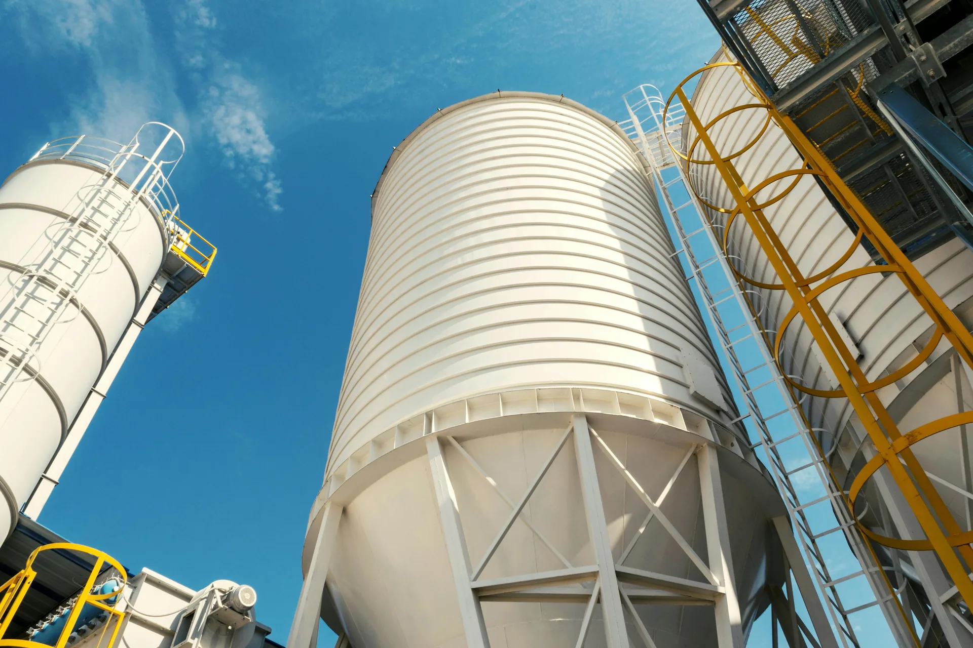 Site industriel — silos et infrastructure de production
