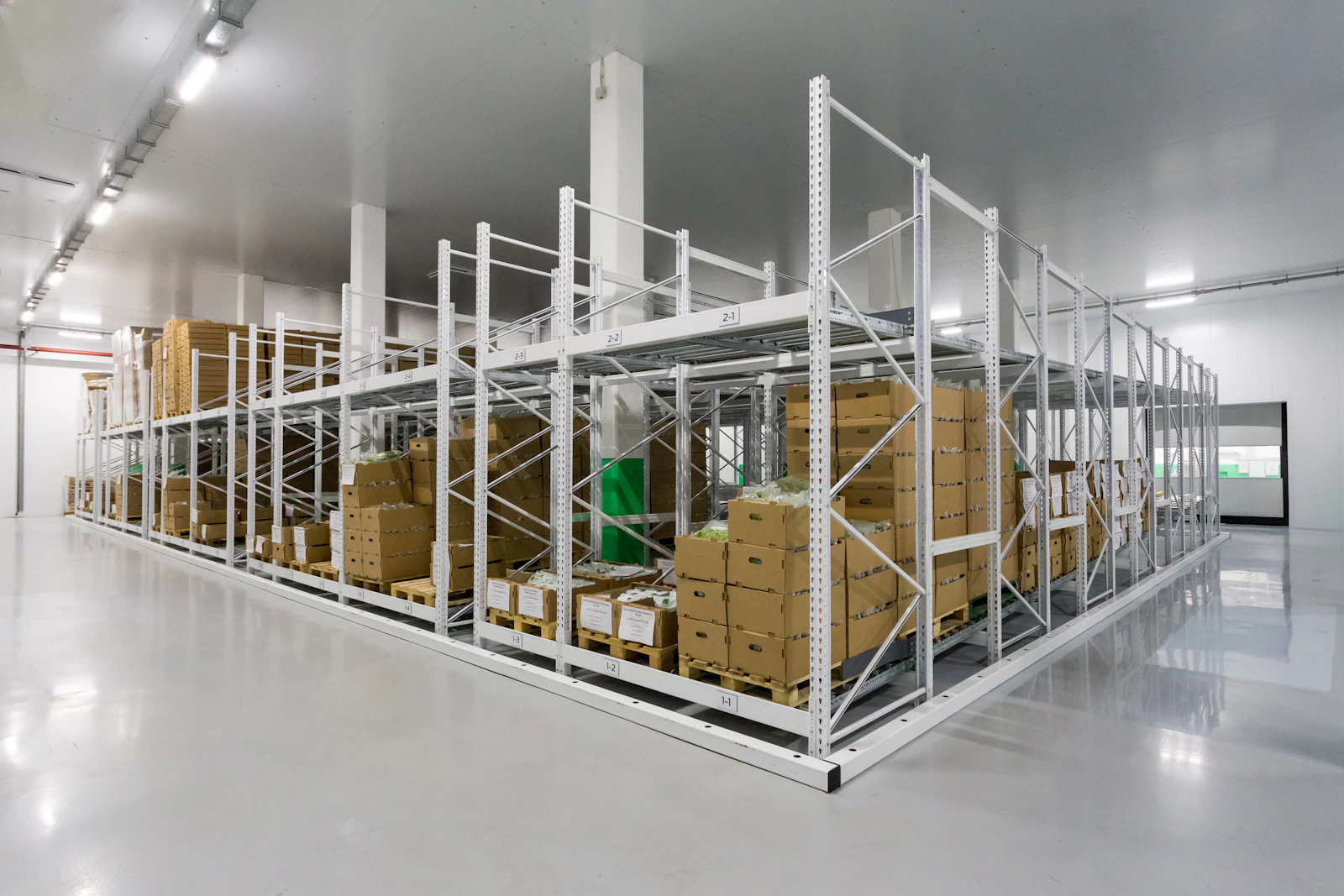 Intérieur d'entrepôt — rayonnages et flux opérationnels