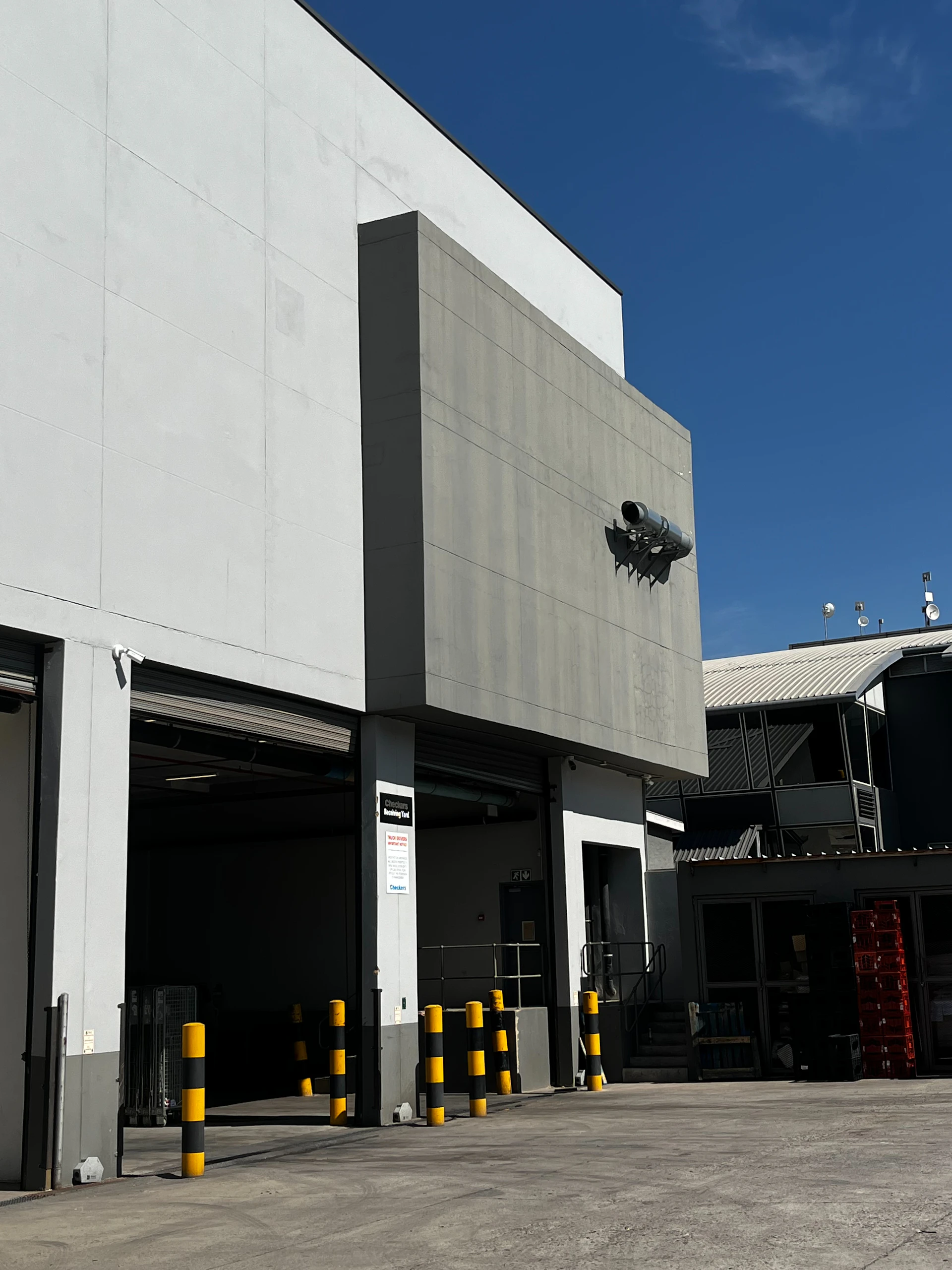 Entrepôt logistique moderne — façade architecturale en lumière naturelle