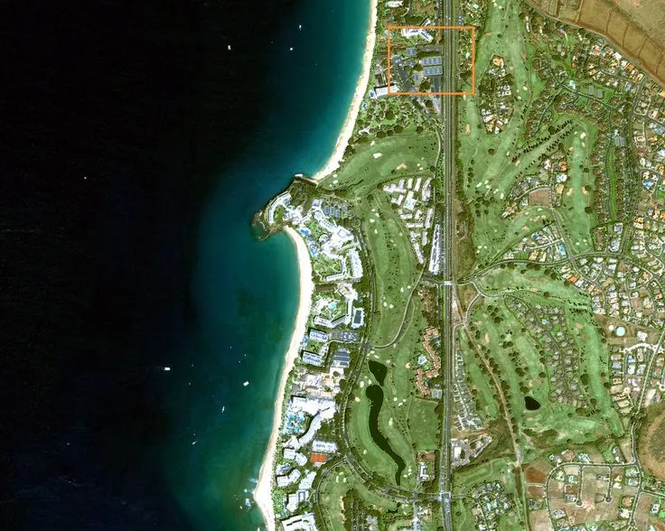 Vue satellite d'un territoire littoral — urbanisation, espaces verts et trait de côte
